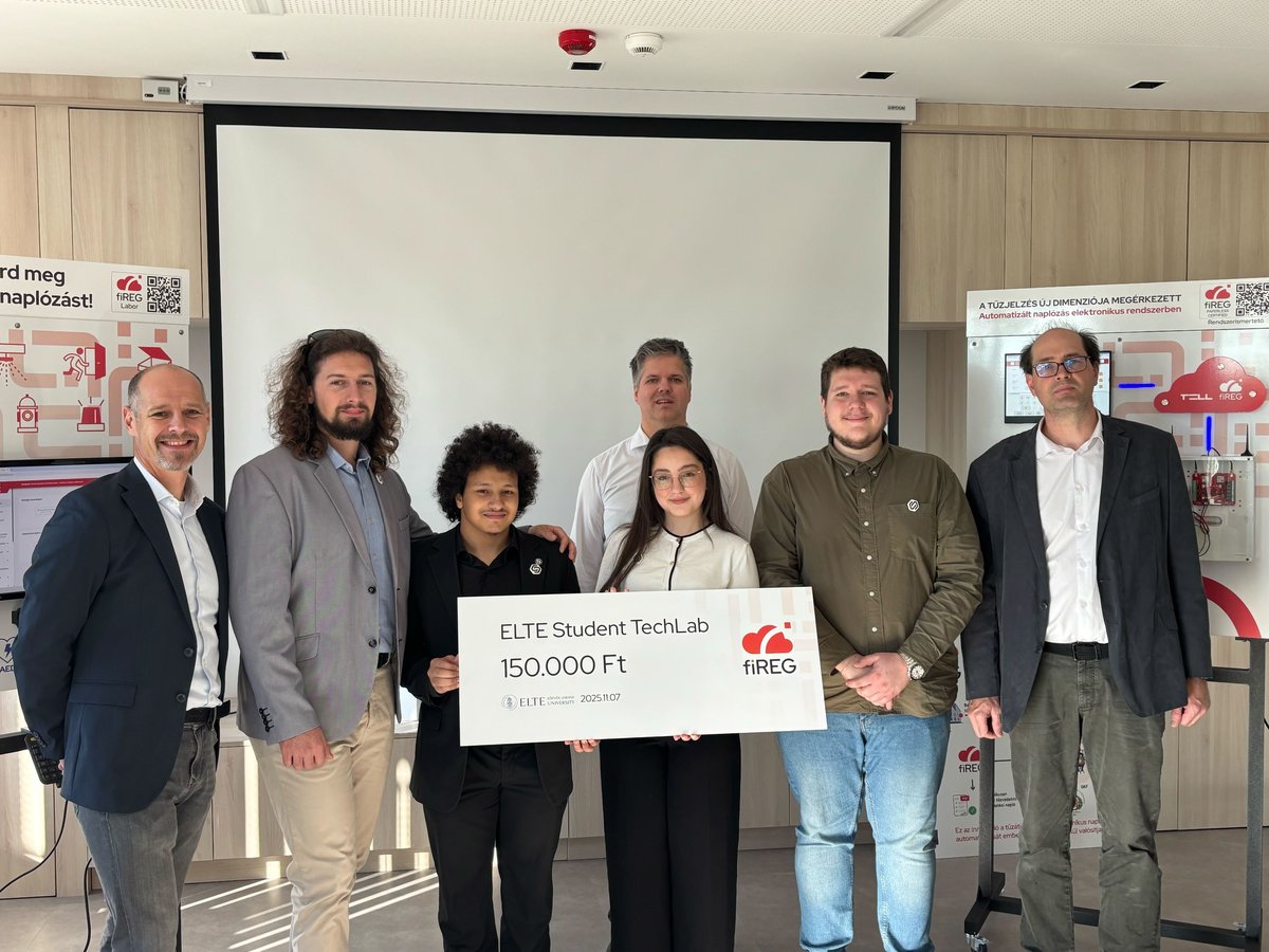 Hét ember áll egy oktatóteremben, középen ELTE Student TechLab 150.000 Ft feliratú jelképes csekket tartanak